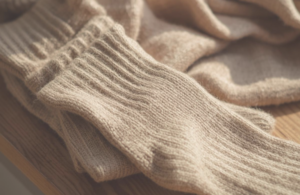 minimalistyczne skarpetki w neutralnych kolorach