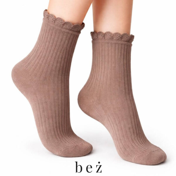 Skarpetki damskie z ozdobną koronką – beż