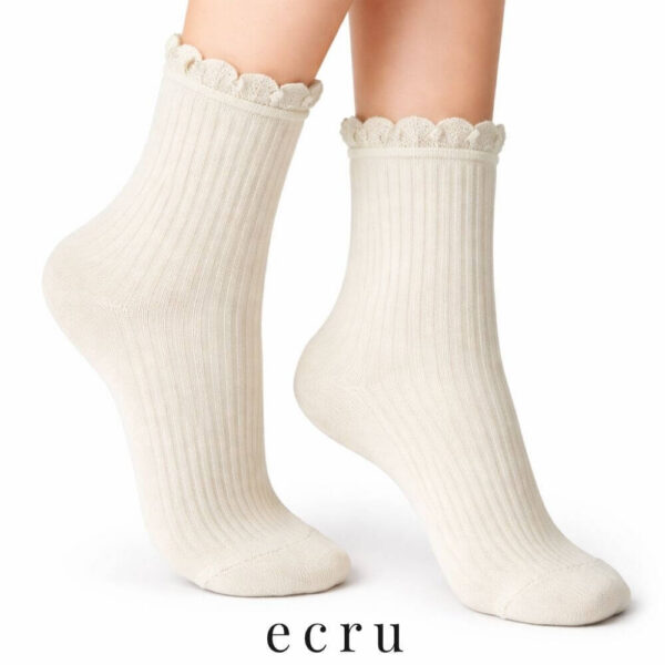 Skarpetki damskie z ozdobną koronką – ecru
