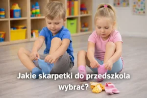 jakie skarpetki do przedszkola dla dziecka – chłopiec i dziewczynka zakładają kolorowe skarpetki