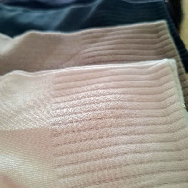 zbliżenie na ściągacz męskich skarpet bambusowych