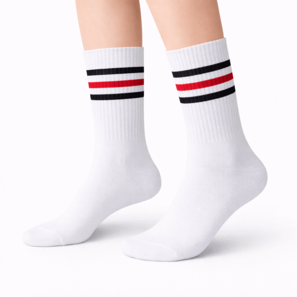 Skarpetki sportowe w paski na nodze – model