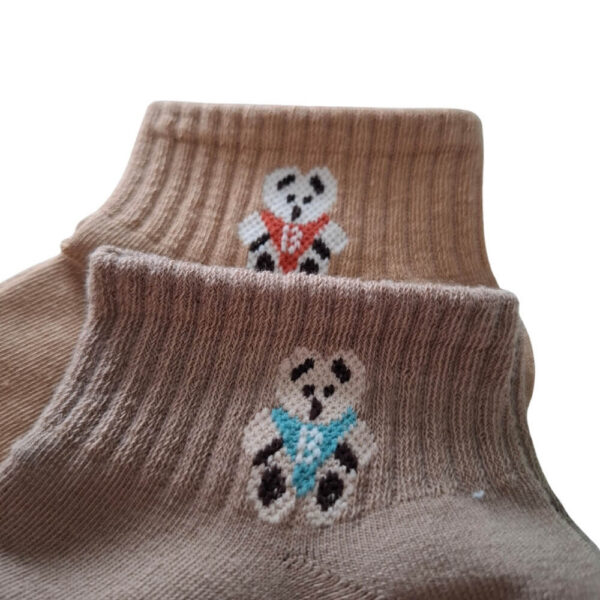 zbliżenie haftu misia na damskich skarpetach bawełnianych
