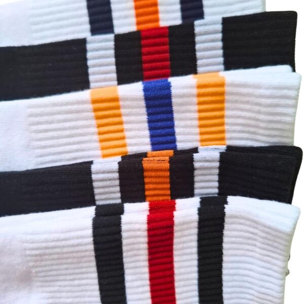 Zbliżenie pasków na bawełnianych skarpetkach sportowych