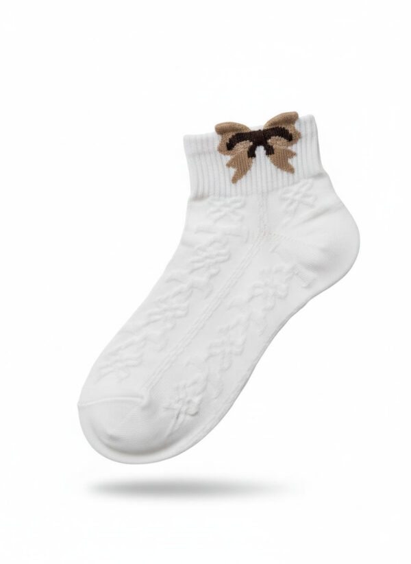 wzór damskich białych stopek z ozdobnym detalem 5 par