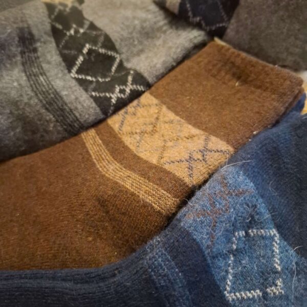 Zbliżenie wzoru na męskich skarpetach zimowych