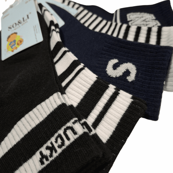 Detal wzoru sportowych skarpetek chłopięcych